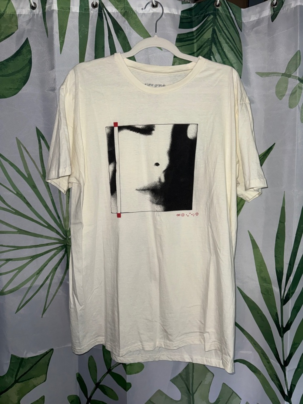Arianna Grande T-Shirt - Minimal Face Design